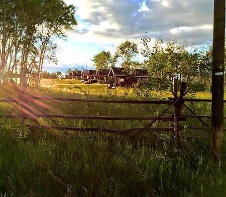 Flying U Ranch Hotel Seventy Mile House ภายนอก รูปภาพ